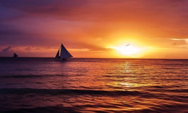Sunset yacht tour in Cascais